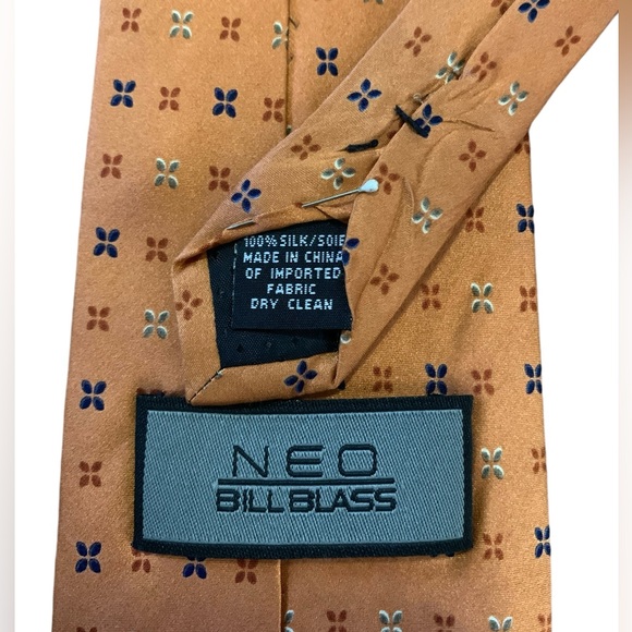 Bill Blass Neo 100% silk tie. Tan with small blue and brown geometric pattern. - Picture 4 of 4